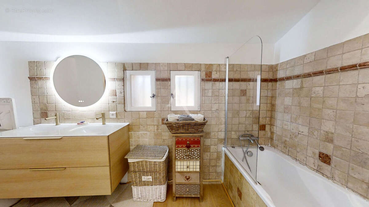 LA FARLÈDE - Propriété de charme de plain-pied avec studio indépendant, piscine et terrain de 10 300 m² - photo 11
