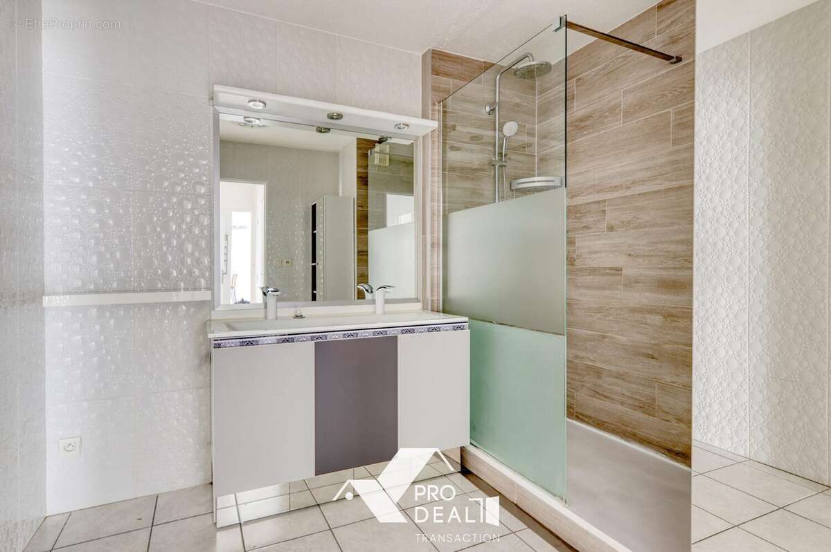 Appartement à MEYZIEU