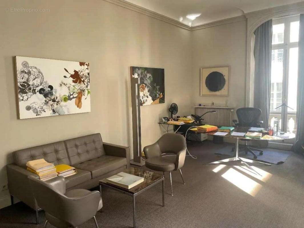 Commerce à PARIS-8E