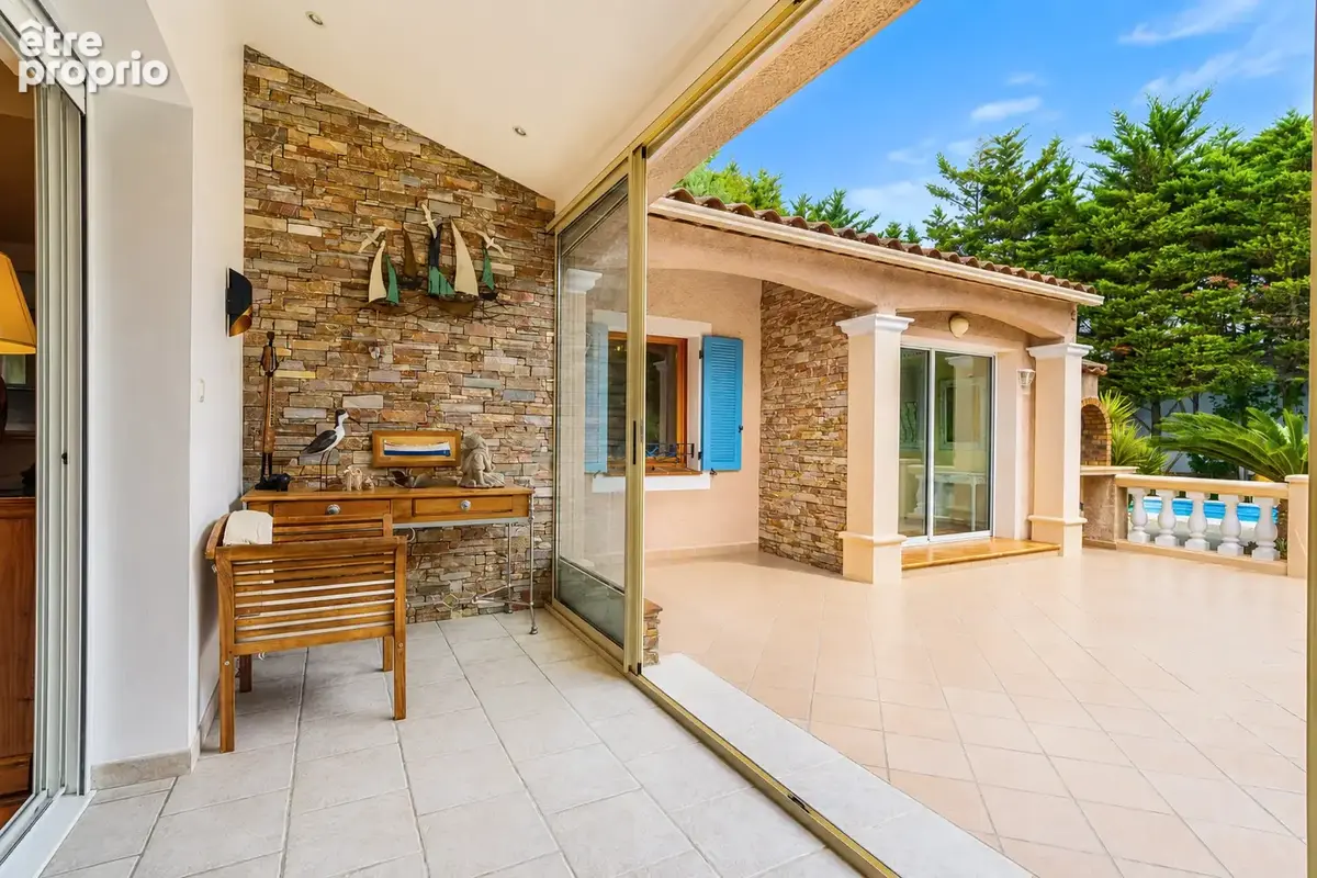 A 1,9 km du Brusc - Villa T4 de 108m2 hab. sur 652m2 de terrain avec piscine - photo 4