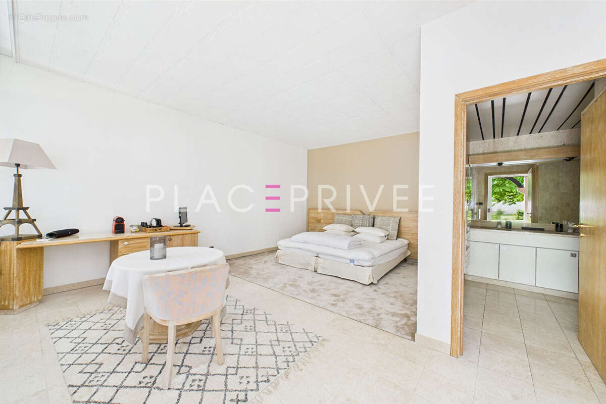 Maison de caractère avec jardin et garages - photo 17