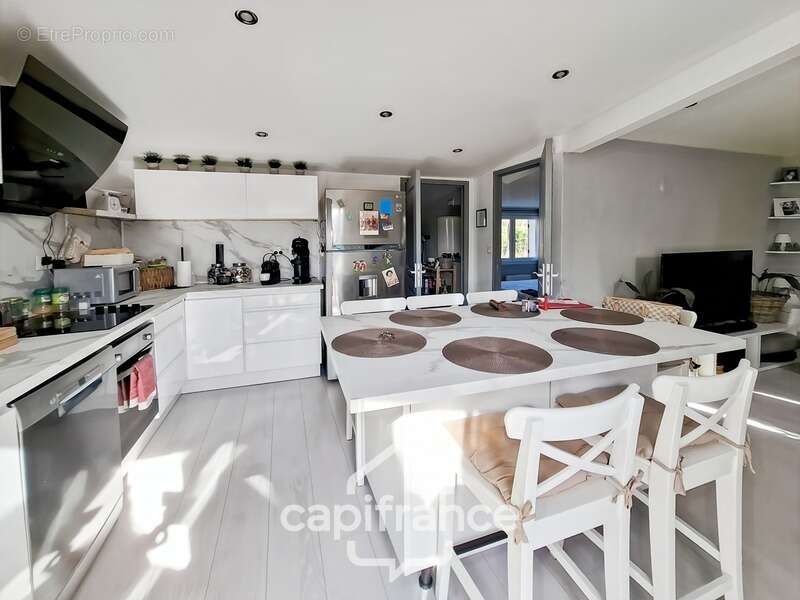 Alleins, maison de plain pied de   83m2 environ établie en zone agricole sur une parcelle de 3 400m2 m2 avec garage attenant - photo 15