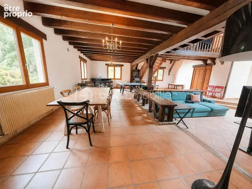 Une demeure de charme aux volumes rares, nichée dans un écrin de verdure de 7 300 m², 9 chambres, deux salles d'eau, une salle d - photo 5