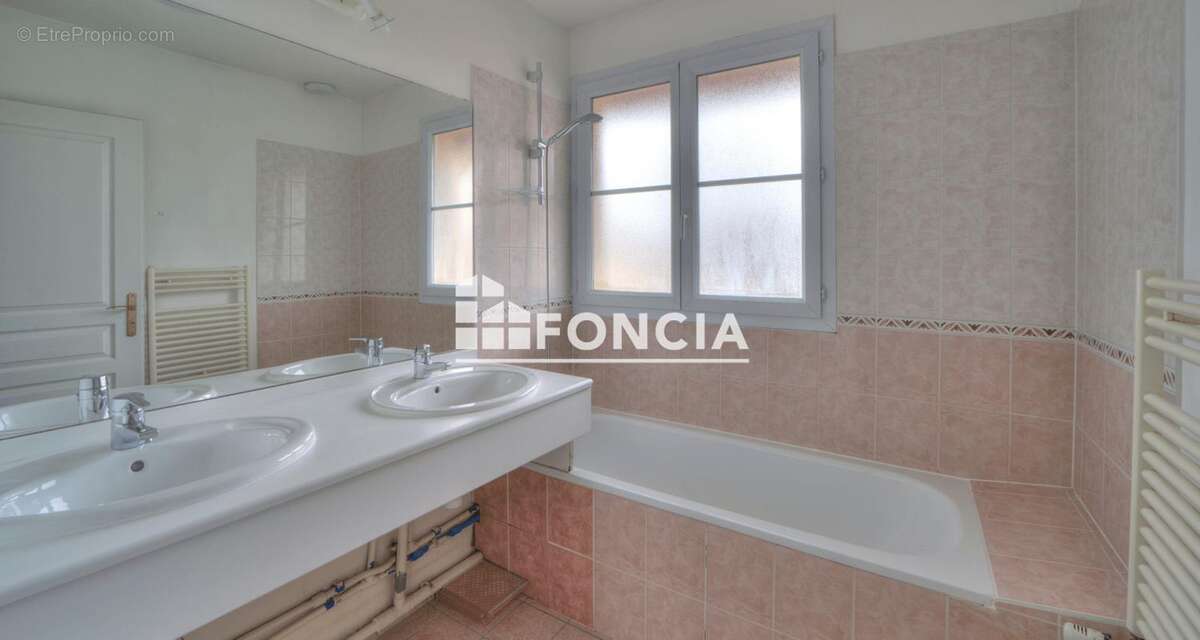 Maison à SAINT-GENIS-POUILLY