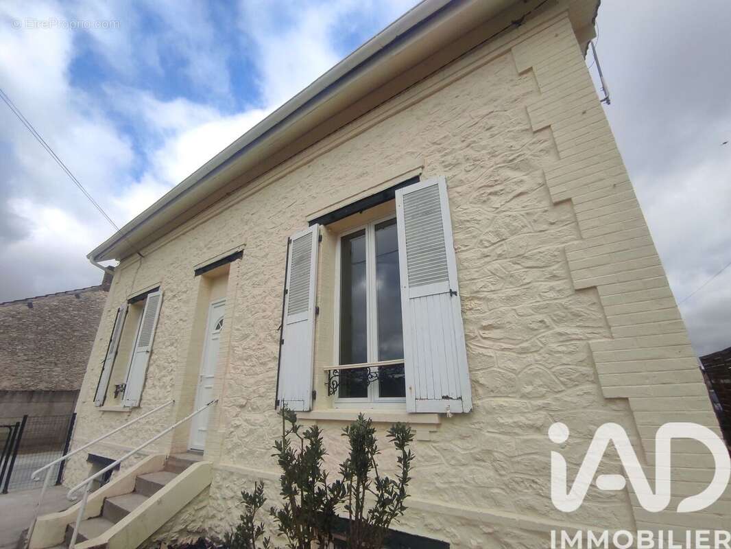 Maison 122 m² à Saint-Hilliers  - photo 2