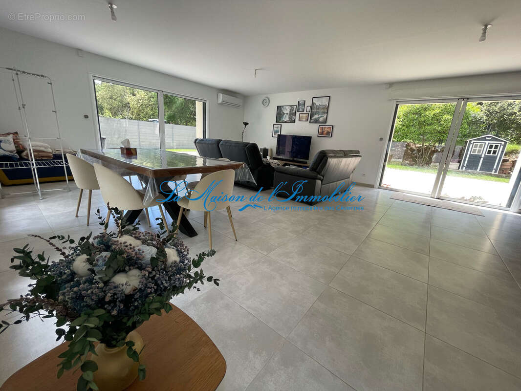Entre ANDUZE et LASALLE, grande maison de 187 m2 hab F6  sur 1280 lm2 de terrain avec piscine - photo 10