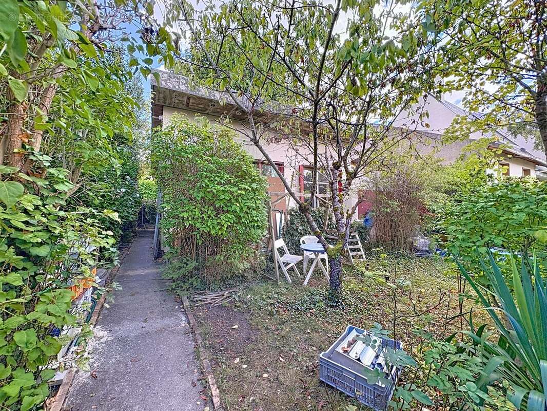 Terrain à L&#039;HAY-LES-ROSES