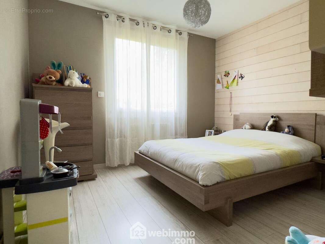 ...et la 3ème de 10.37m². Un bureau de 7m² complète le niveau. - Maison à CHOLET