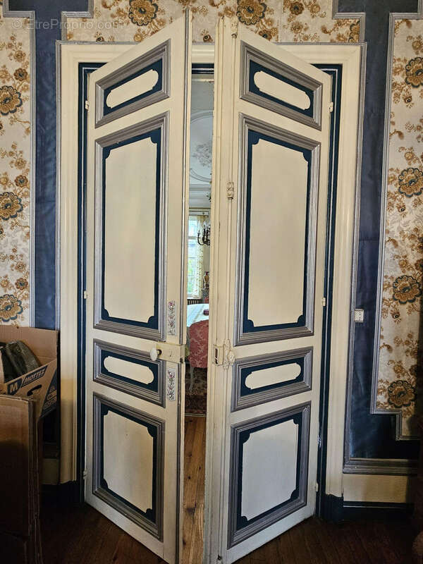 Passons à la suite avec cette superbe double porte menant vers ...