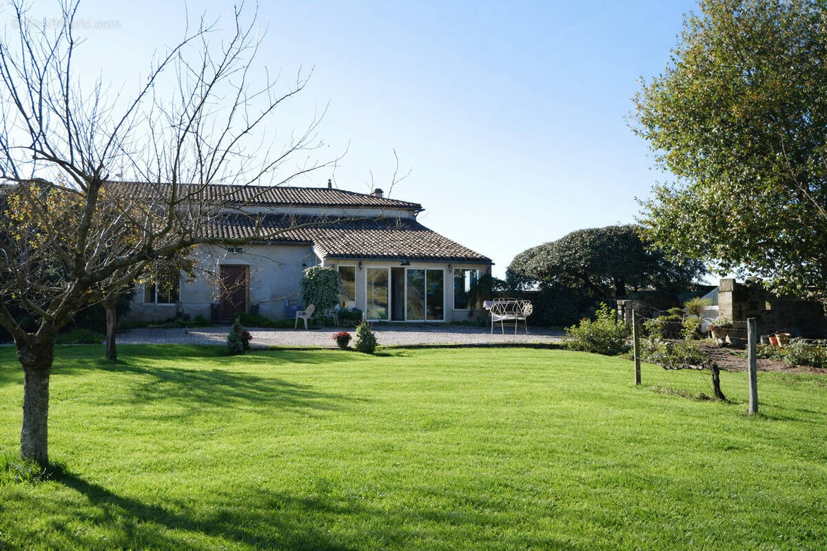 Maison à SAINT-PHILIPPE-D'AIGUILLE
