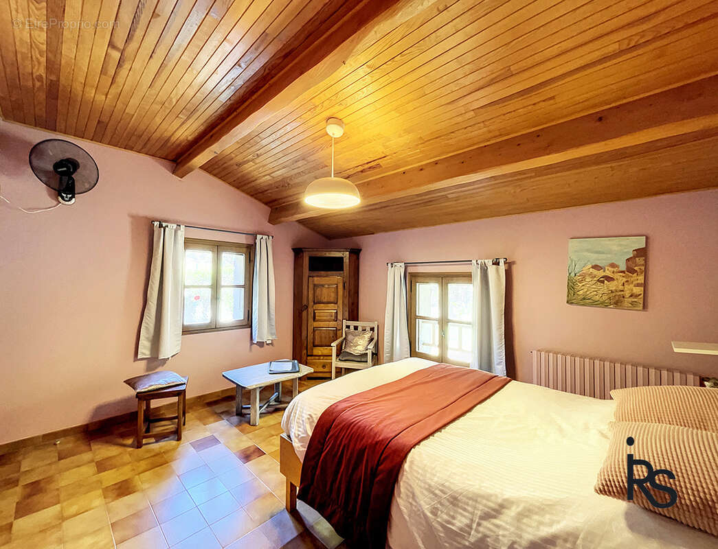 Une villa de 212 m2 avec 3797 m2 de jardin et piscine, 5 chambres et un bureau, garage et caves en RDC. - photo 18