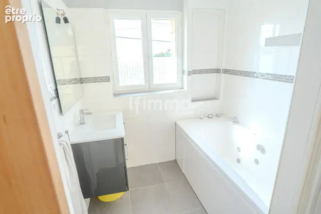 Maison 3 chambres, 3 salles d’eau/bain, cour et garage – Mayrevi - photo 12