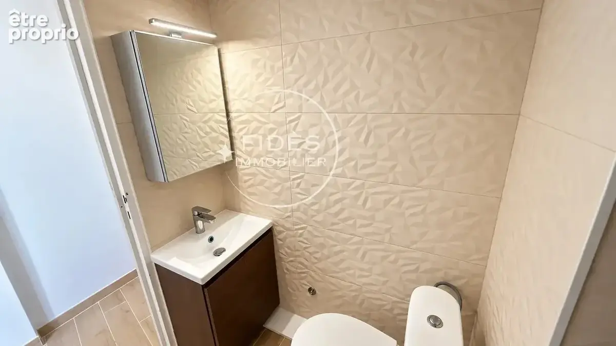 Marseille Saint-Charles — Studio rénové avec soin, balcon et climatisation, au dernier étage - photo 5