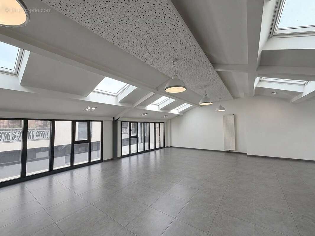 ASNIERERS 5 minutes gare local commercial de 377 m²loi CARREZ, 406 m² surface utile - photo 2