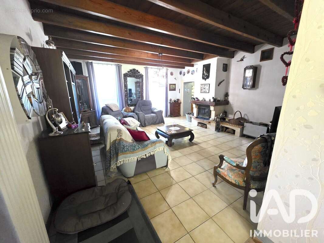 Maison 211 m² à Nieul-Les-Saintes  - photo 4