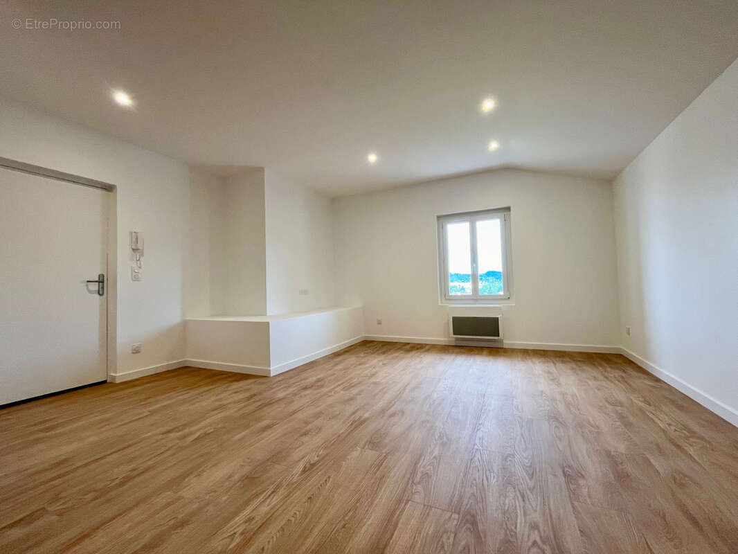 3 pieces proche belcenia renove a neuf petite copro, dernier etage avec cave et 2 parkings - photo 3