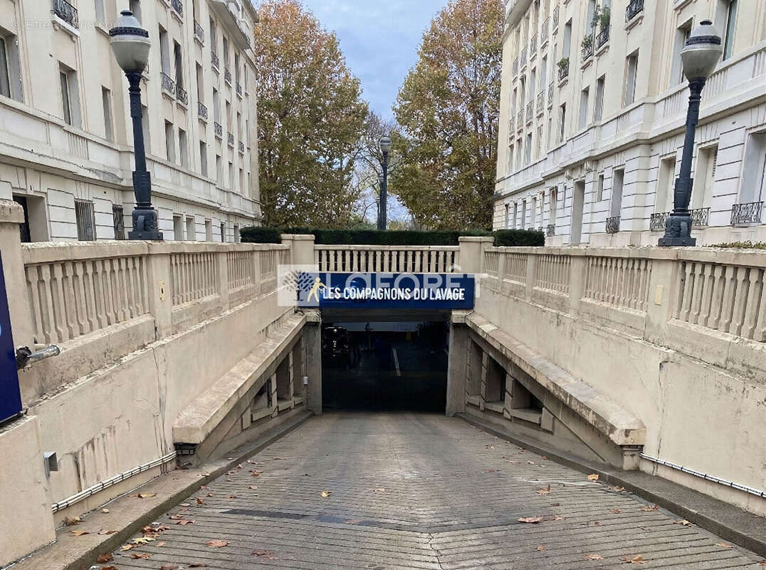 Parking à PARIS-16E