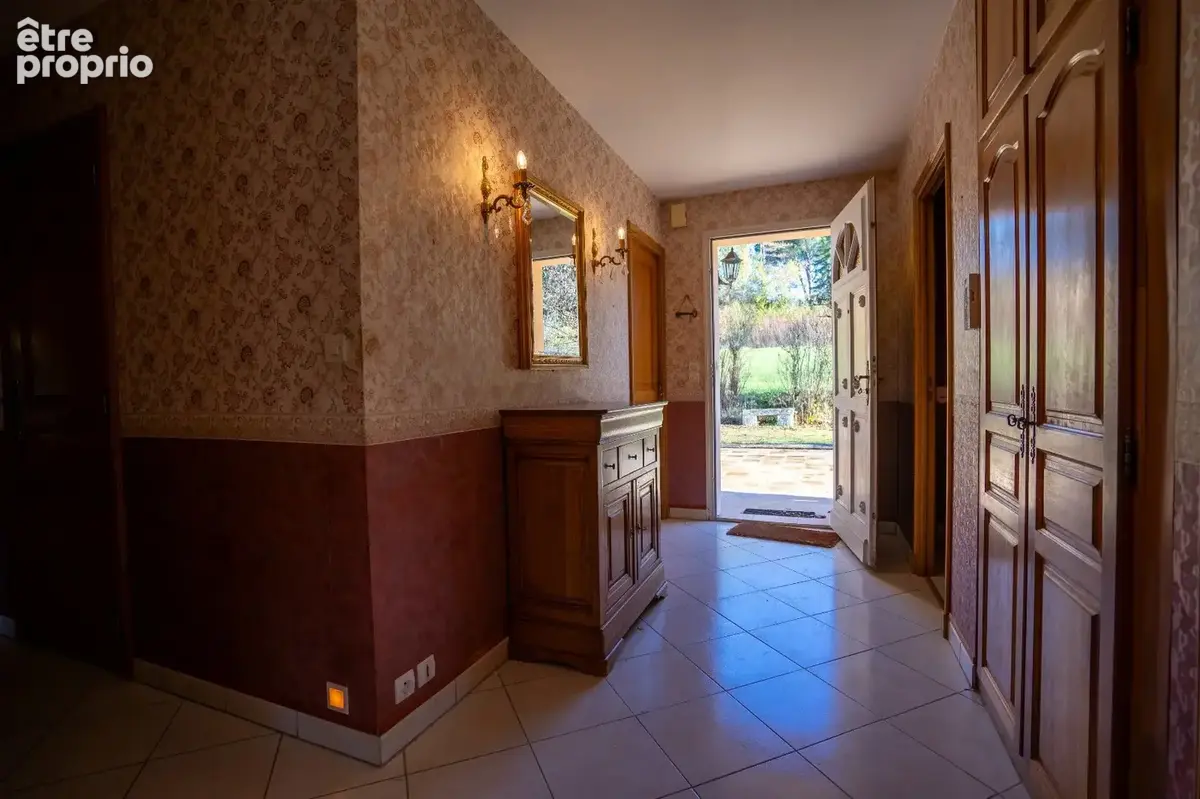 Maison traditionnelle  avec jardin. - photo 3