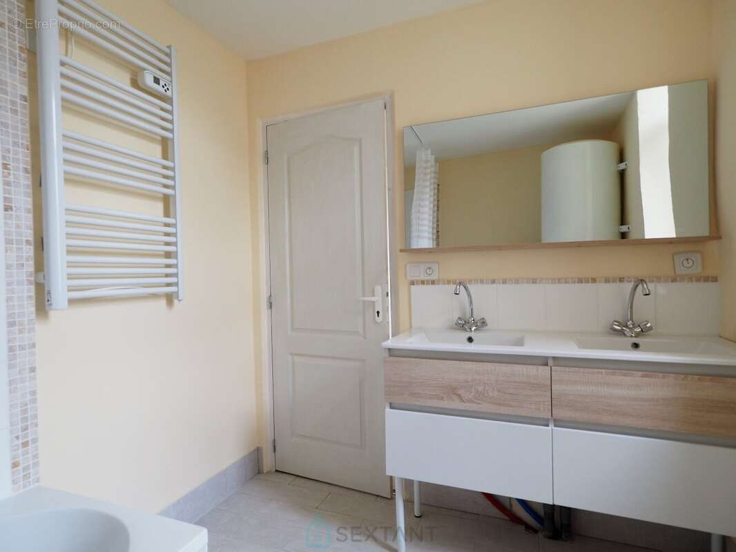 Remungol - Immeuble 157 m² + 50 m² complémentaires avec petit espace jardin intérieur - photo 13