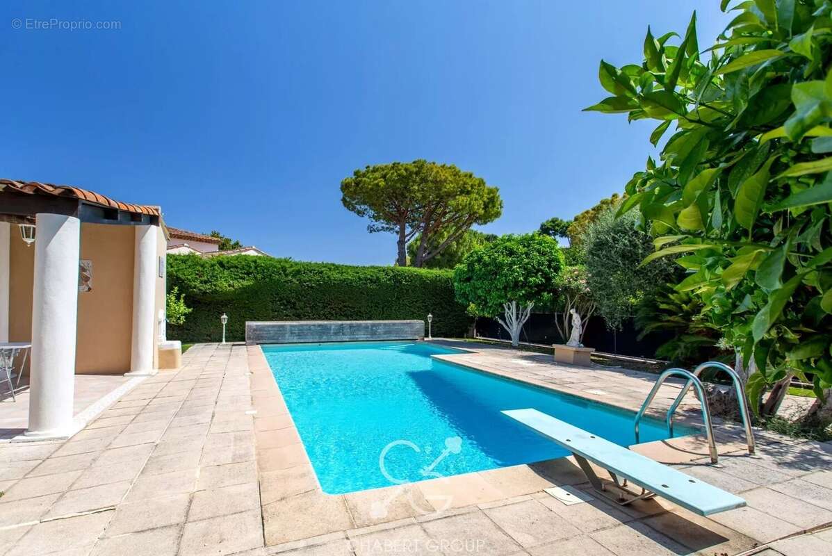Villefranche-sur-mer - villa - 8 pièces - 200 m² - piscine - terrain de 1 500 m² - terrasses - stationnements - photo 3