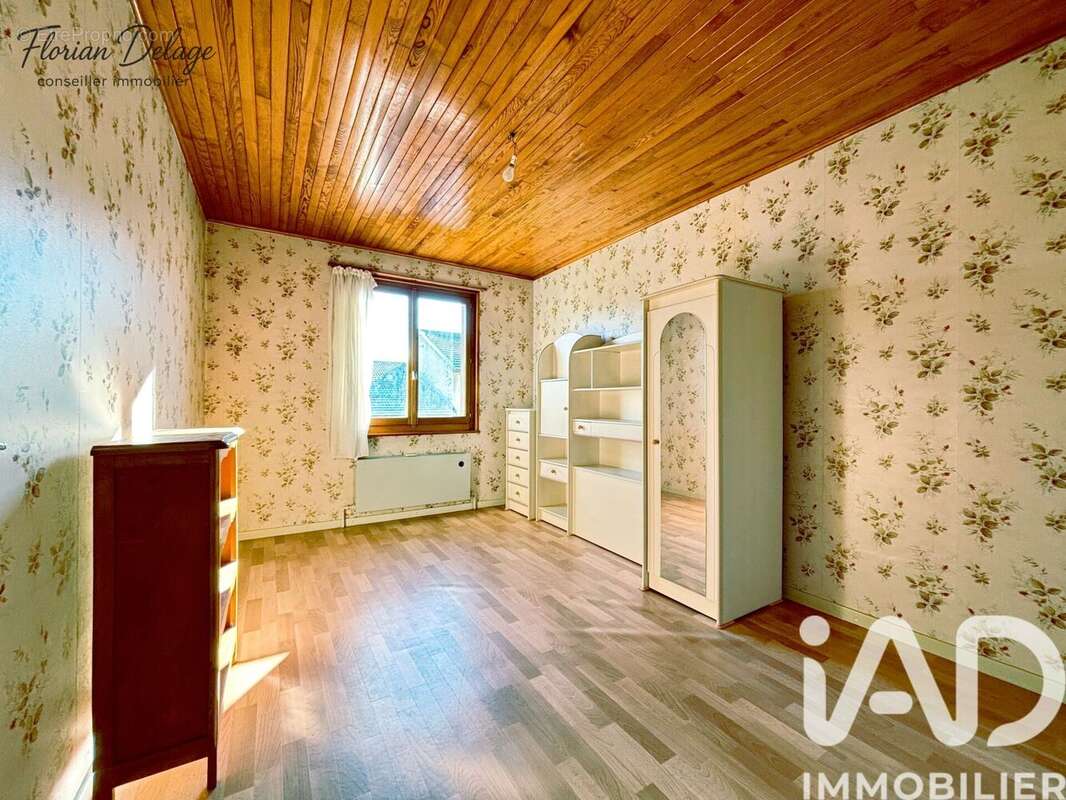 Maison 227 m² à Saint-Jean-De-Gonville  - photo 9