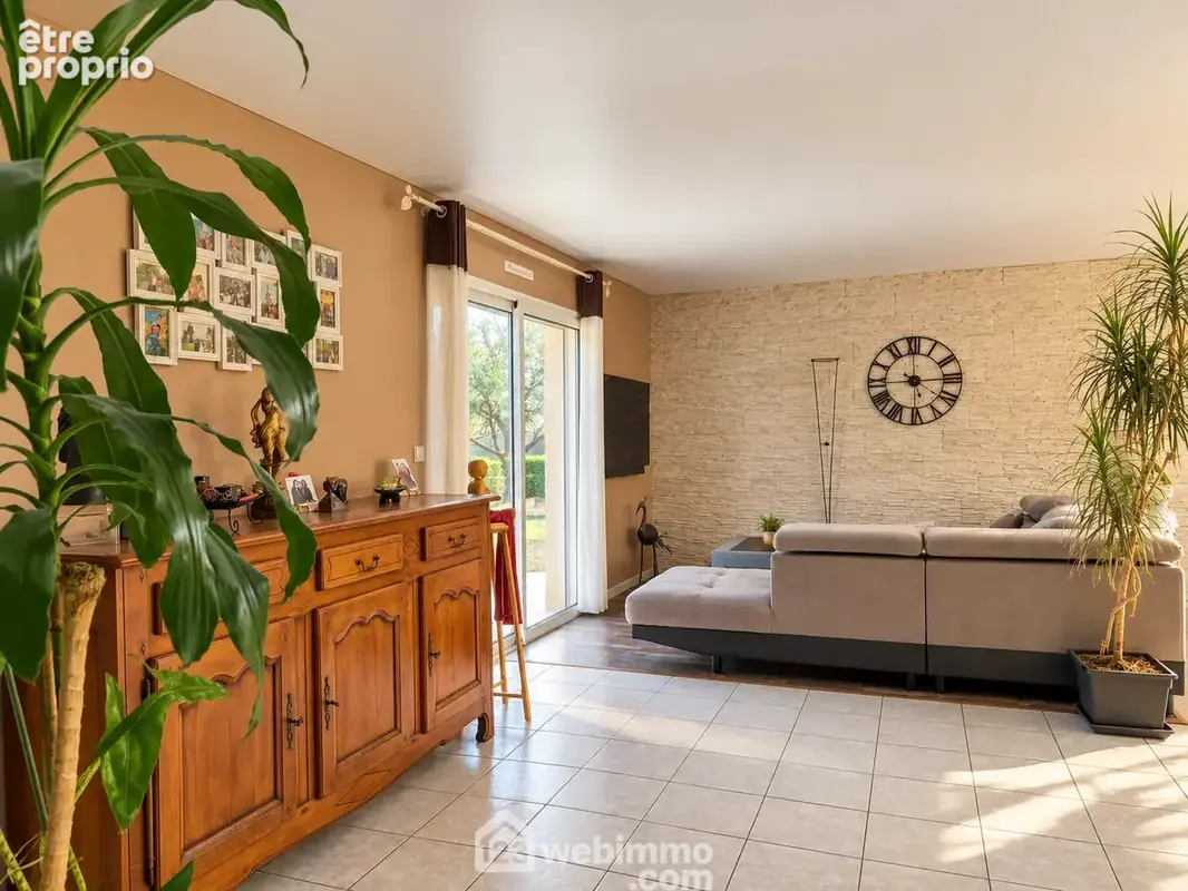 elle propose une pièce de vie de 49 m² avec un espace salon,