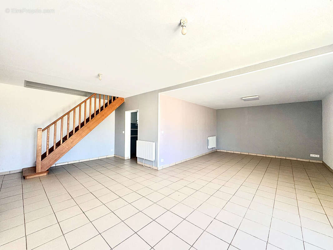À VENDRE - Maison composée de deux logements indépendants avec terrain de 1300m2 environ - photo 4