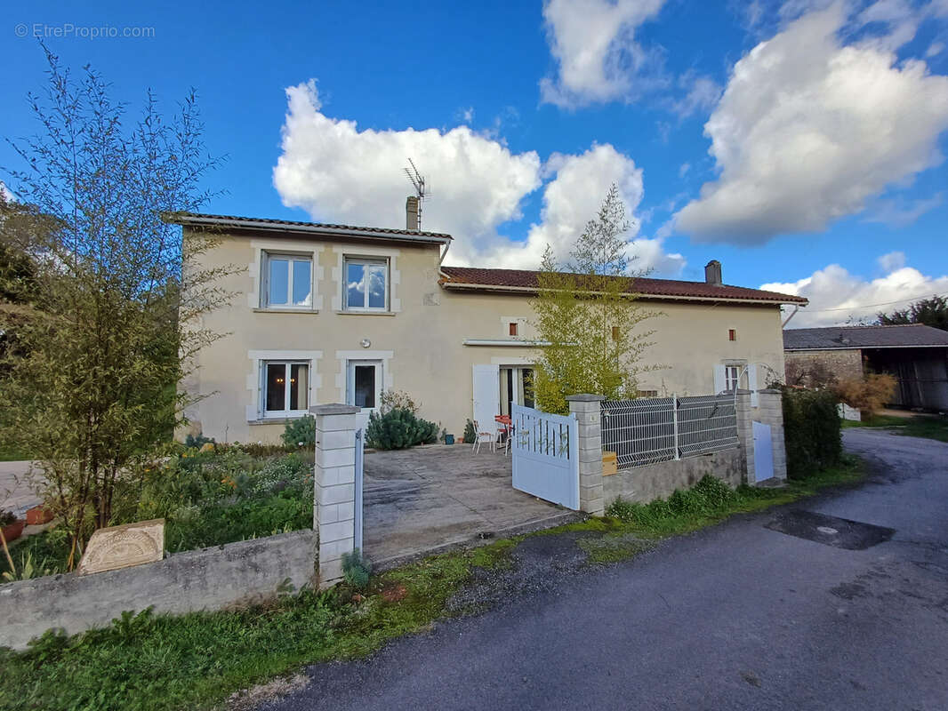 Maison à BAIGNES-SAINTE-RADEGONDE