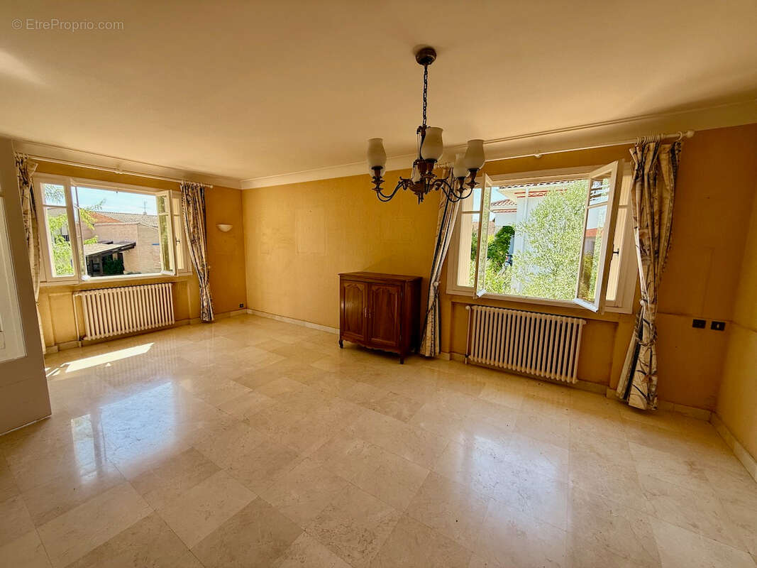 Maison des années 70 à Villeneuve-sur-Lot Rive droite Située dans un quartier prisé à deux pas du centre-ville, cette maison des - photo 2