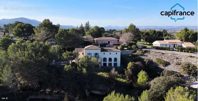 Domaine et Golf de Pont Royal, belle  propriété de 290 m2 établie sur un terrain de 2600 m2, cinq chambres, un bureau, piscine,  - photo 5