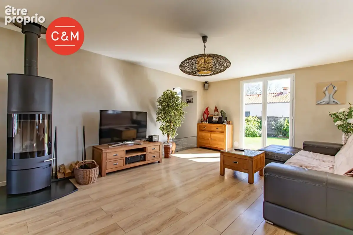 BOUGUENAIS - Maison 7 pièces 193 m² - photo 2