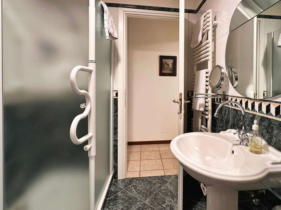 MENTON   Garavan   Lumineux 3 pièces dans une villa historique avec piscine - photo 14