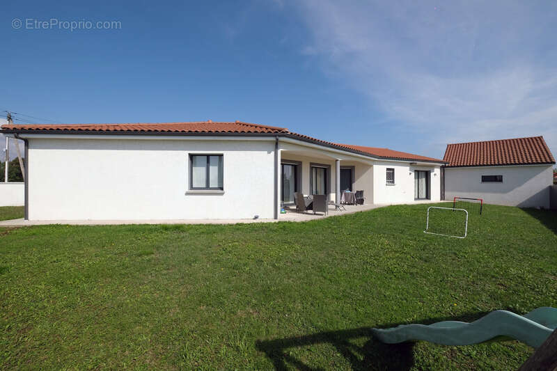 Maison à MARINGUES