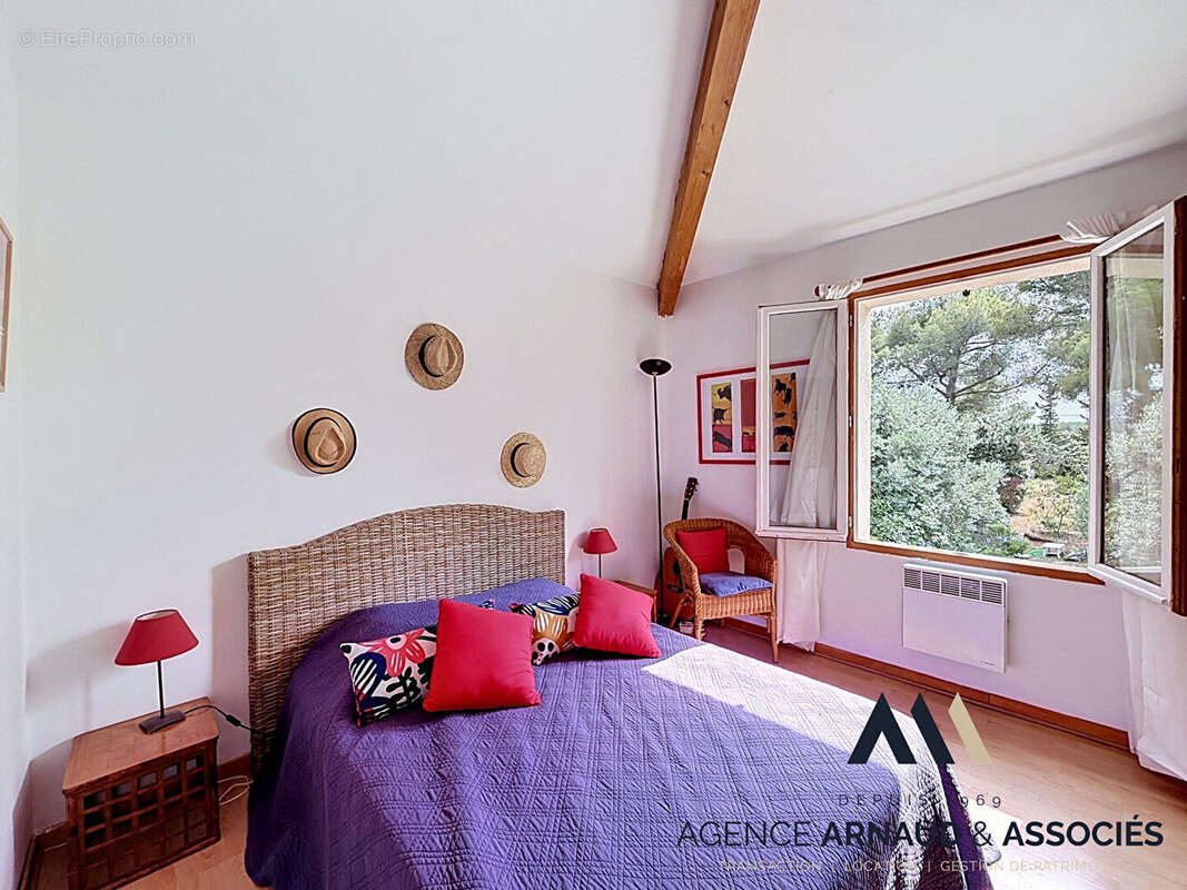 Belle propriété familiale avec piscine sur vaste terrain arboré - photo 12