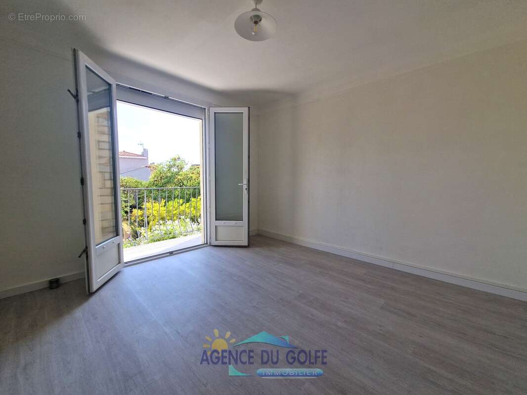 Type 3 rénové avec terrasse et beau jardin proche commerces - photo 7