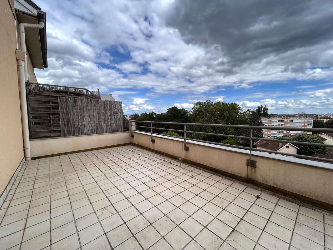   - Appartement à VILLEURBANNE