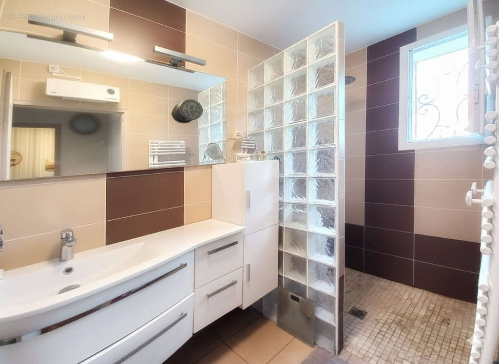 Maison à LA ROCHE-CHALAIS