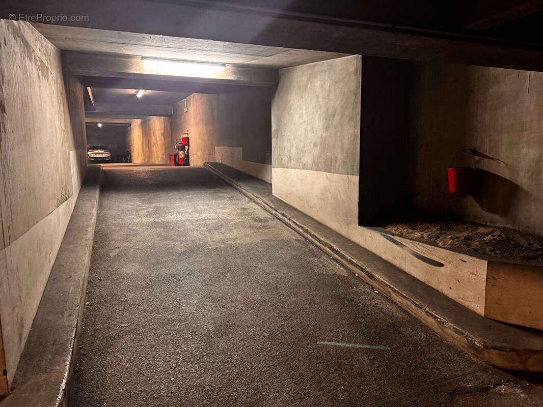 Parking à PARIS-11E