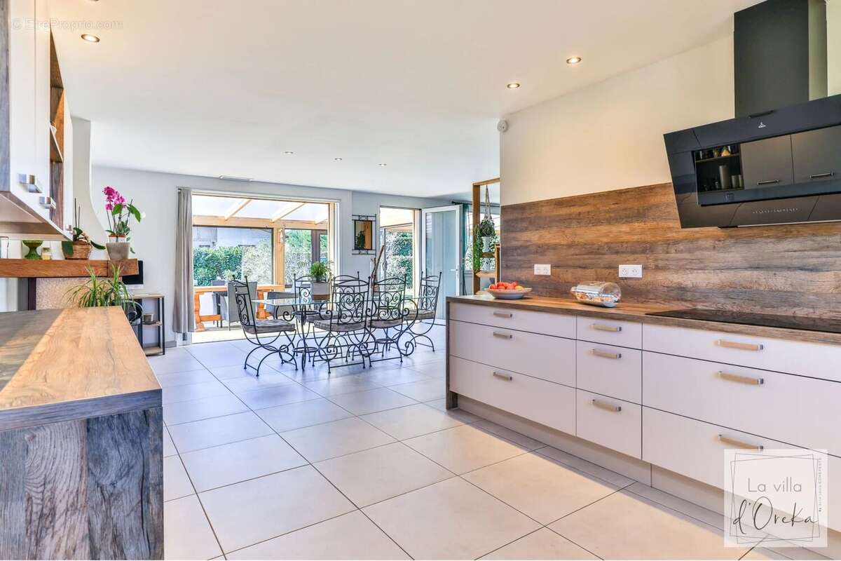 Maison rénovée de 153m2 avec 3 chambres, studio, véranda, garage et jardin - photo 2