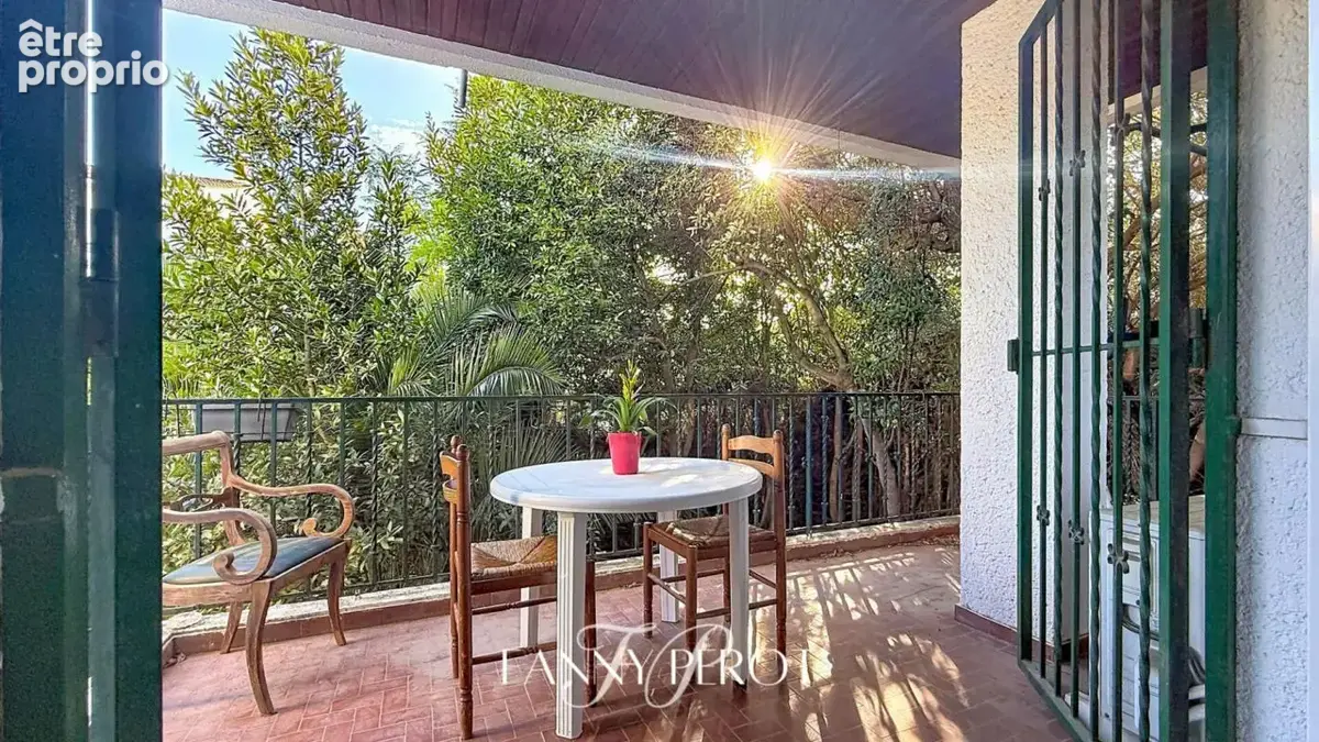 Maison familiale de charme de plus de 150 m² avec terrasses, jardin et sous-sol complet au clos Banet - photo 3