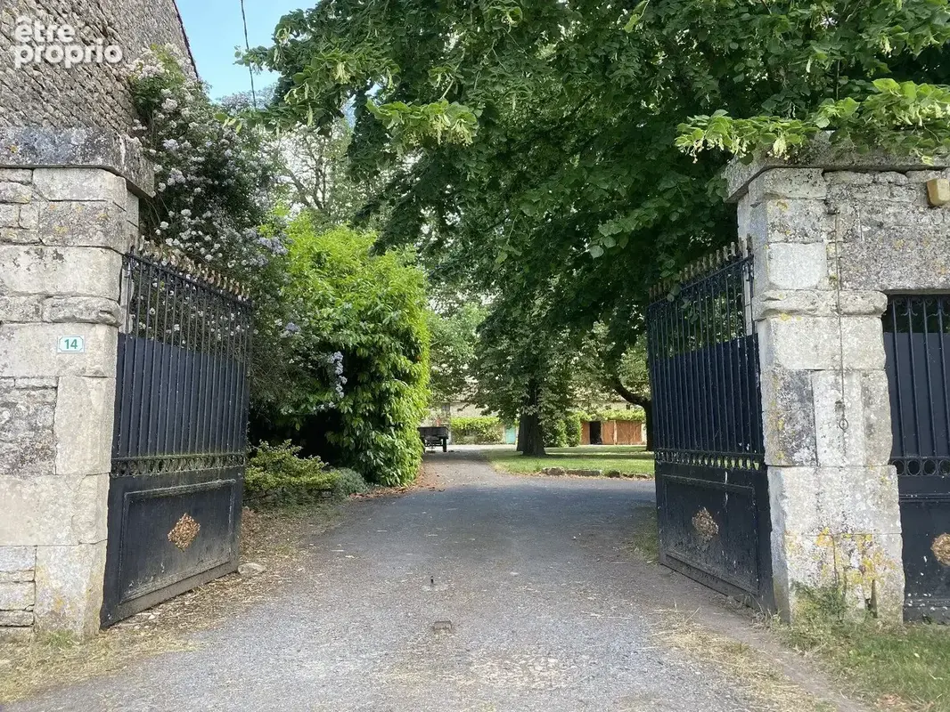 Château avec piscine chauffée,  vastes dépendances, possibilité chambres d'hôtes - photo 9