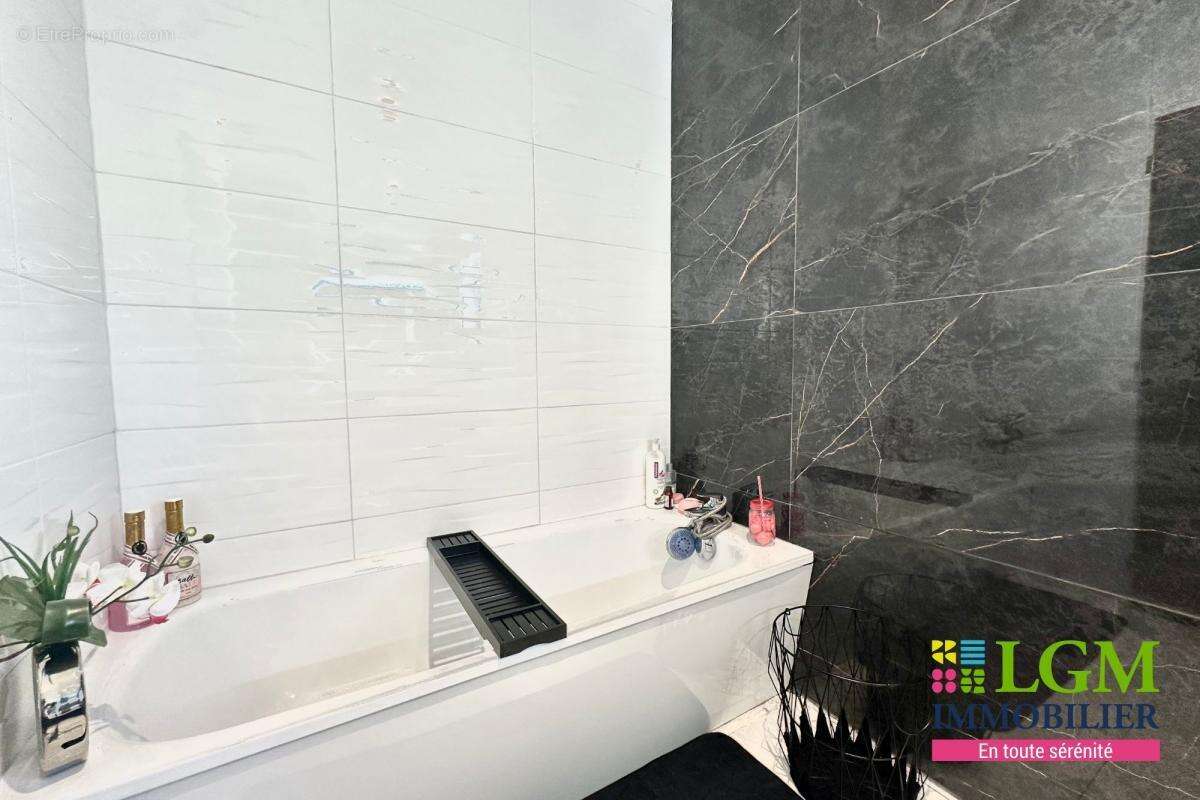 Maison à SAINT-BRES