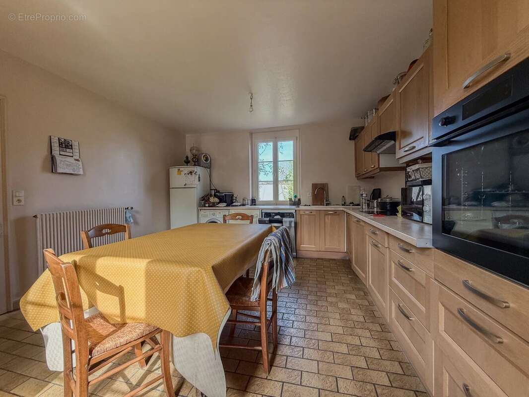 Maison à FERRIERES-SAINT-HILAIRE