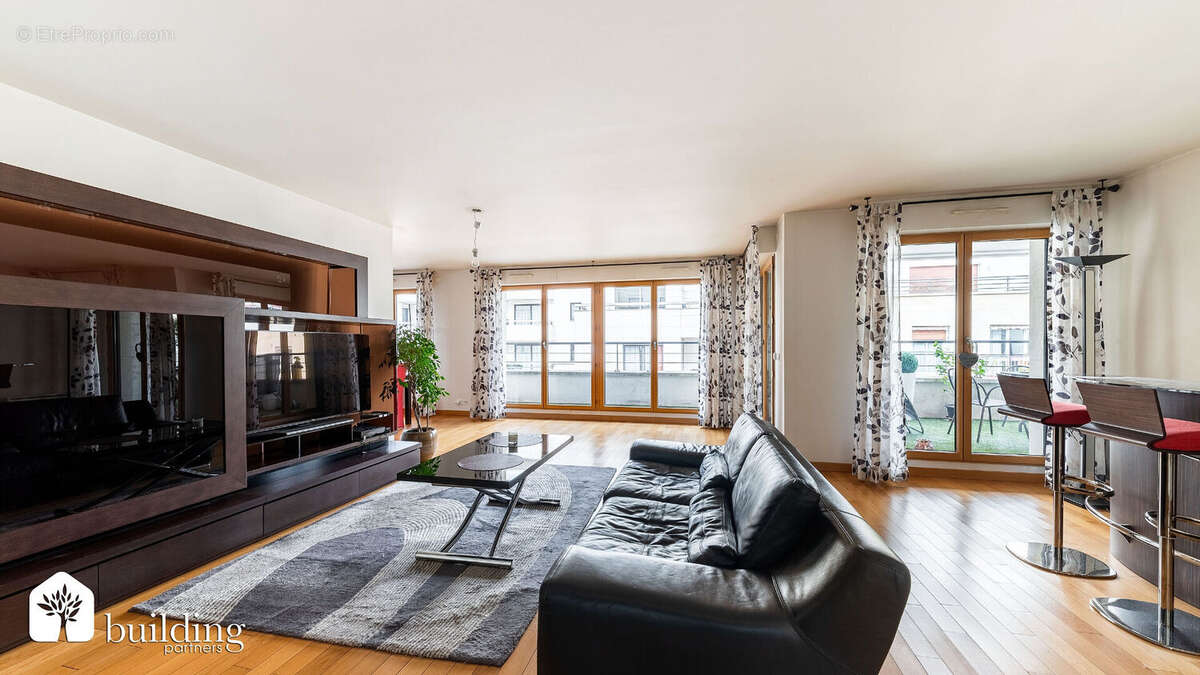 À vendre - Levallois-Perret Centre Mairie - Appartement 5 pièces avec balcon de 127 m² - photo 2
