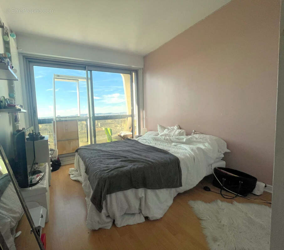 Appartement à COURBEVOIE