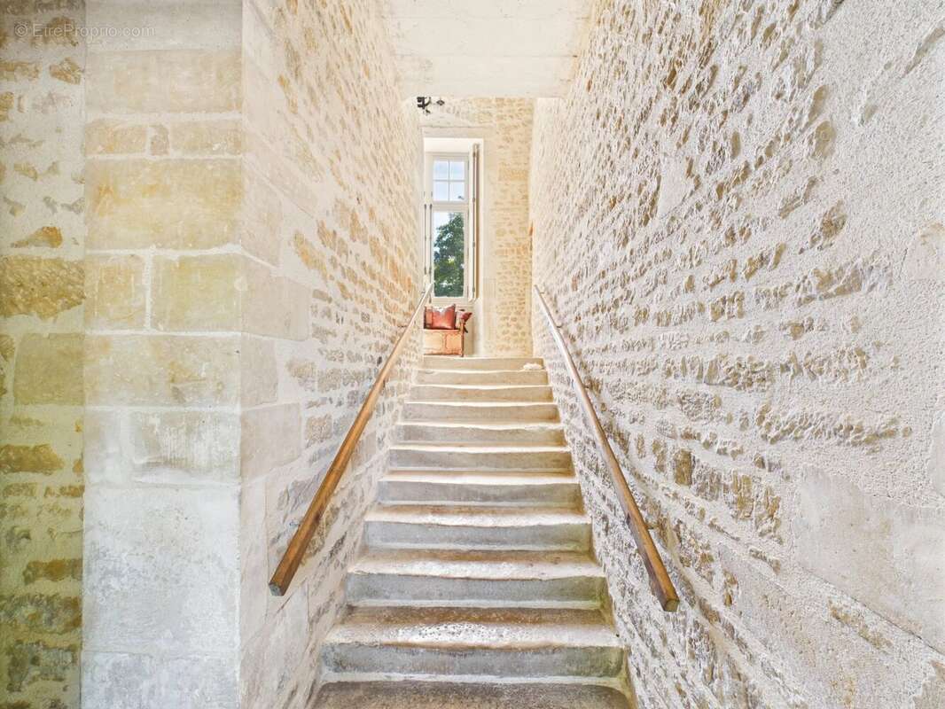 Maison à SAINT-HILAIRE-DES-LOGES