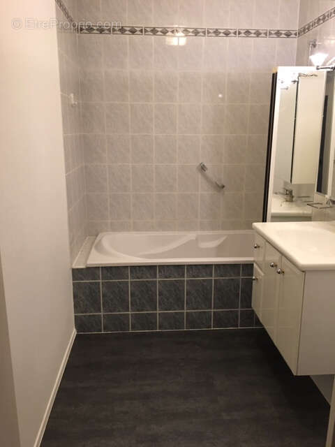 Clermont Ferrand pradelle T5 de 96 m2, 3 chambres, balcon, séjour double, sdb, cuisine équipée libre, parking - photo 9