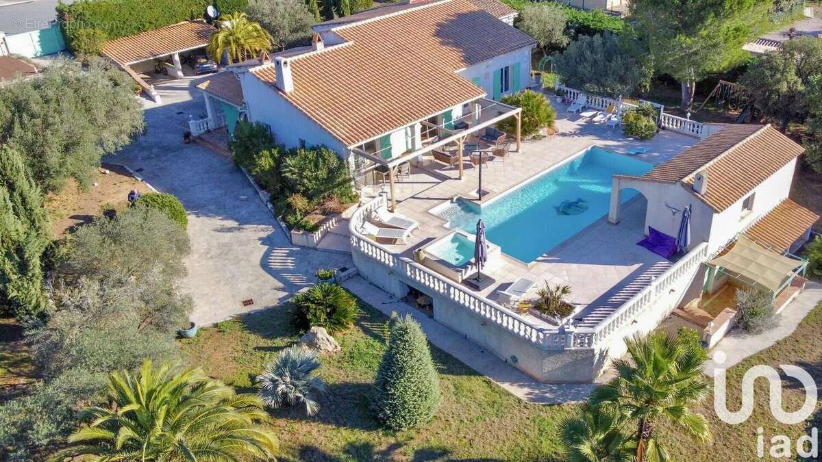 Photo 2 - Maison à ROQUEBRUNE-SUR-ARGENS