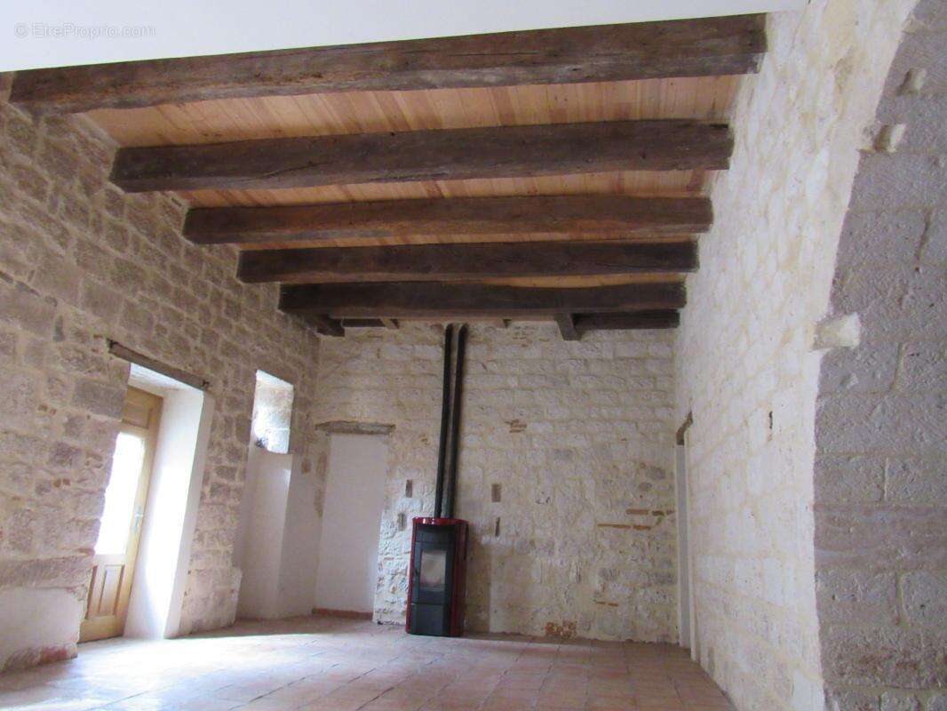 Grande maison medievale  de village entierement renovee dpe en b avec une petite maison qui sert de garage   290000€ - photo 16