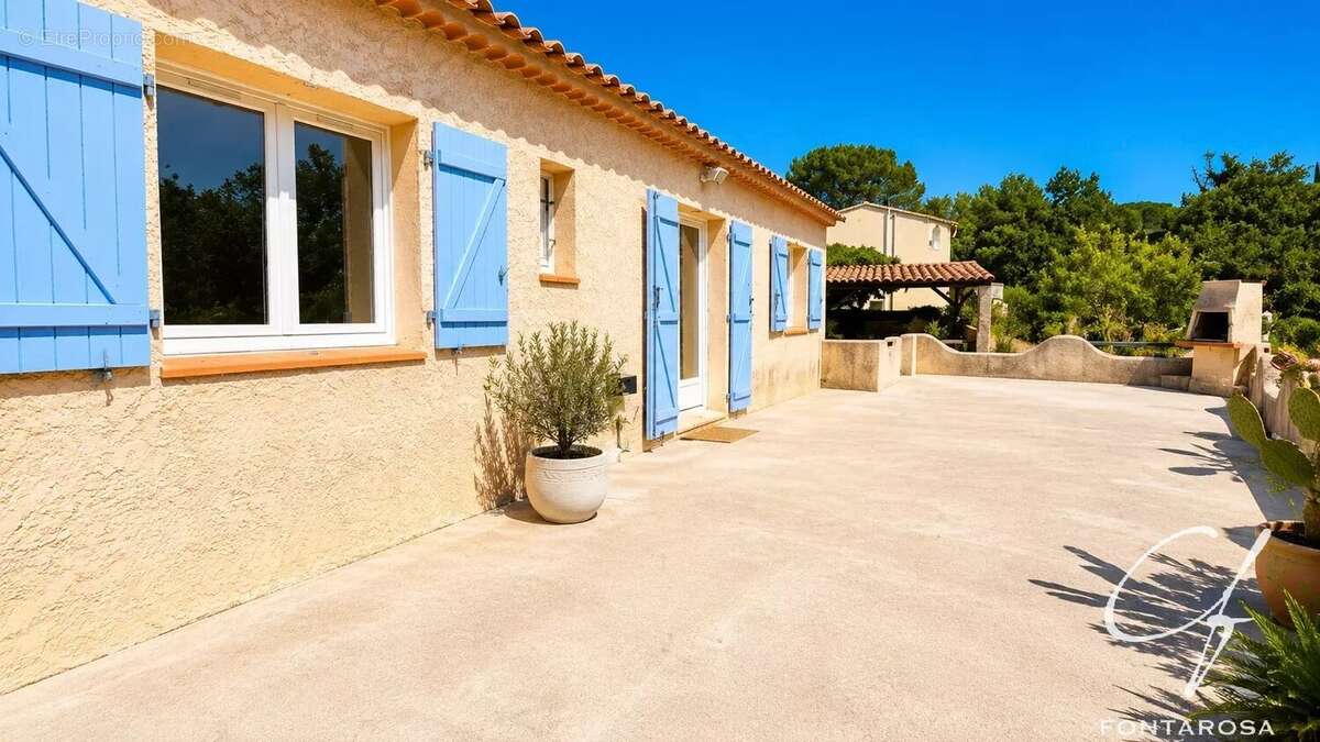 Fréjus – Quartier des Compassis  Maison rénovée de plain-pied avec mezzanine sur 1 811 m² de terrain - photo 3